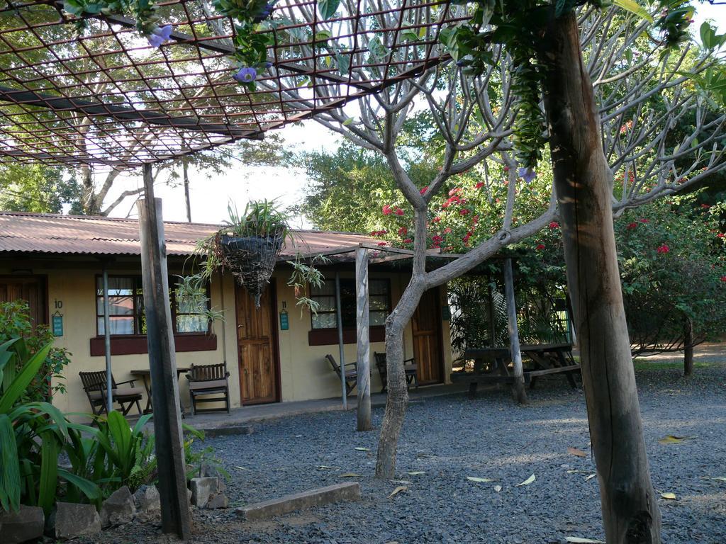 ליבינגסטון Zigzag Town Lodge מראה חיצוני תמונה